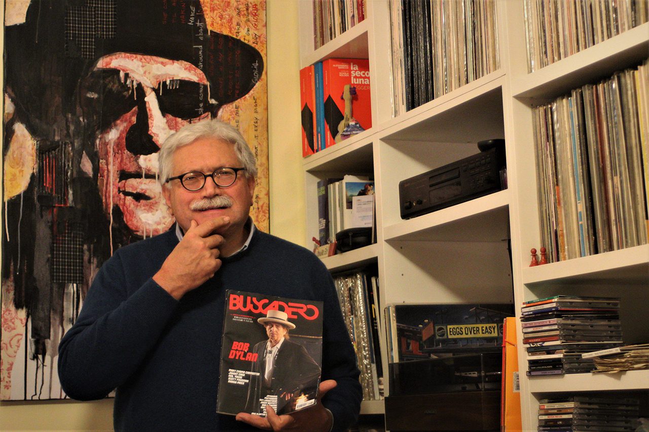 Guido Giazzi con in mano una copia del Buscadero di cui è direttore