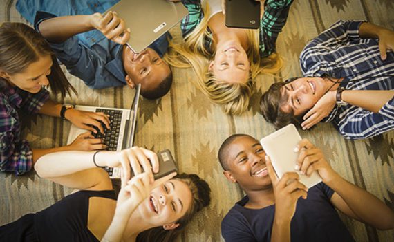 Millenials che ascoltano musica allo smartphone