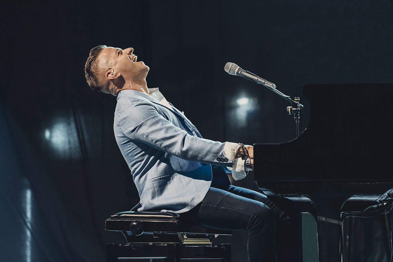 MATTHEW LEE ESCE NELLE RADIO ‘SHOUT OUT CHRISTMAS’