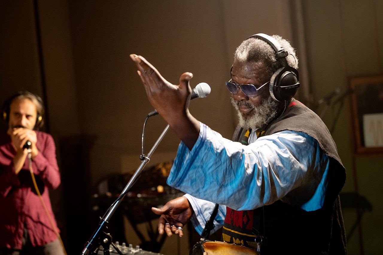 Baba Sissoko in studio a Napoli (foto Ric Pic©) 
