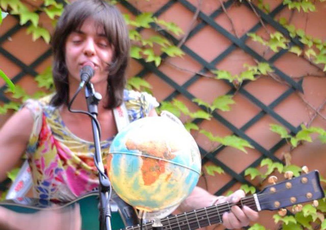 LUCIO CORSI, QUANDO L’ARTISTA RIVELAZIONE DI SANREMO 2025, PASSAVA DA VERONA SUONANDO CON I MIAOSATELLITI