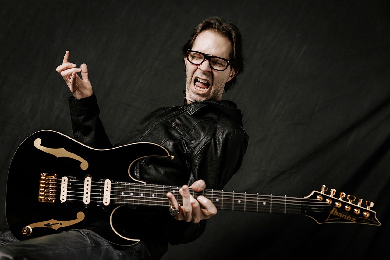 Paul GIlbert live in Italy