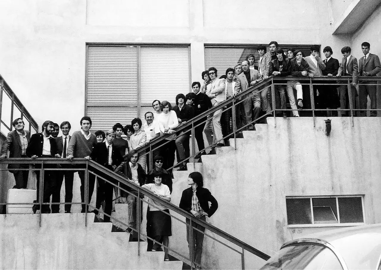 I gruppi musicali Rokes, New Dada, i Ribelli, i Kings, i Fuggiaschi, le Snobs e tanti altri in visita alla Eko, posano all'entrata dello stabilimento