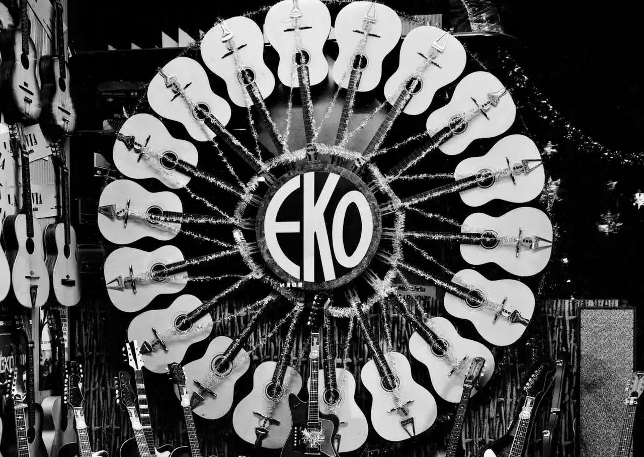 Vetrina di un negozio a Torino totalmente allestita con le chitarre Eko